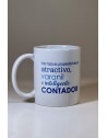 Taza blanca "propiedad de un atractivo e inteligente contador"