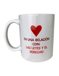 Taza blanca "En una relación con las leyes"