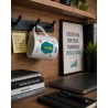 Taza blanca "propiedad de un atractivo e inteligente contador"