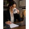 Taza blanca "En una relación con las leyes"
