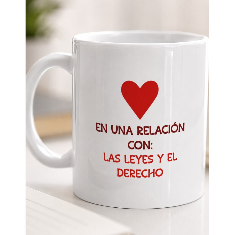 Taza blanca "En una relación con las leyes"