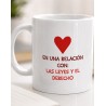 Taza blanca "En una relación con las leyes"