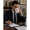 Taza blanca "En una relación con las leyes"