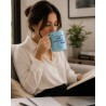 Taza "La abogada necesita café y chismecito legal"