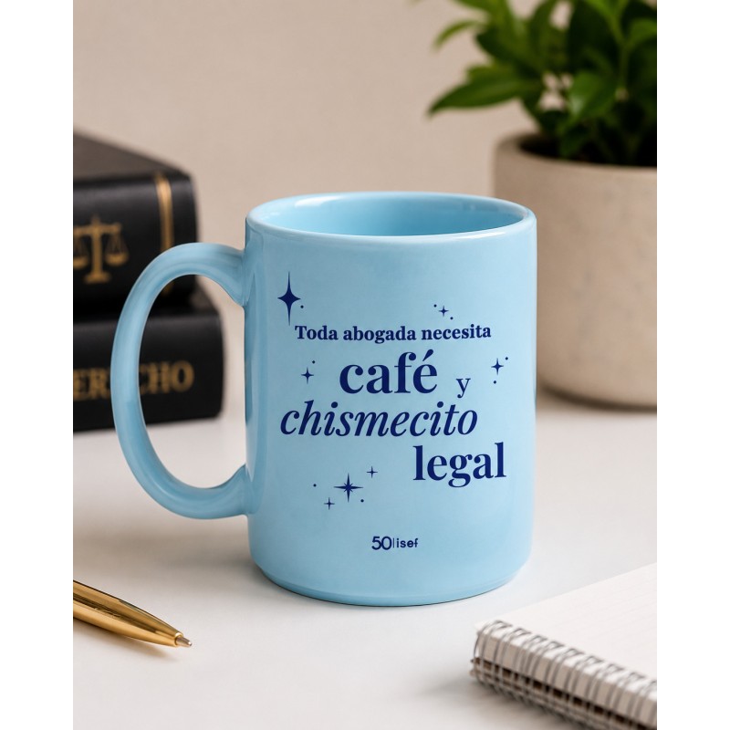 Taza "La abogada necesita café y chismecito legal"