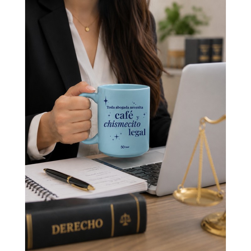 Taza "La abogada necesita café y chismecito legal"