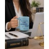 Taza "La abogada necesita café y chismecito legal"