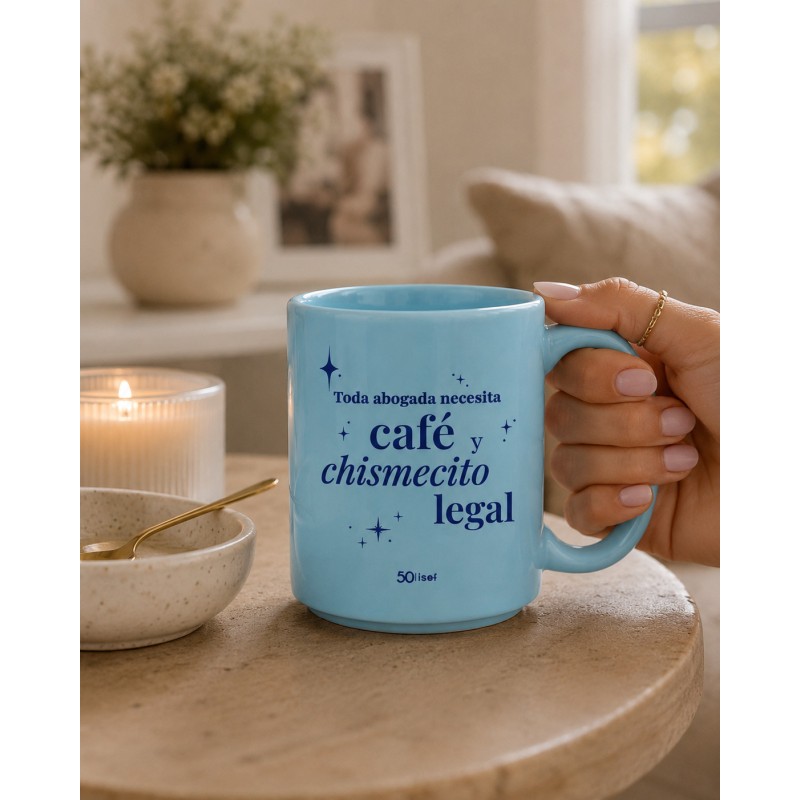 Taza "La abogada necesita café y chismecito legal"
