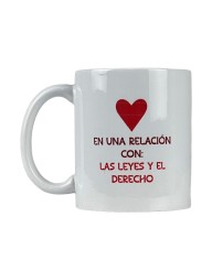 Taza blanca "En una relación con las leyes"