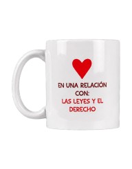 Taza blanca "En una relación con las leyes"